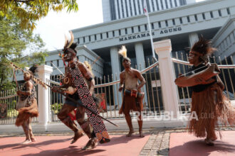 Aktivis Pribumi Papua Barat Aksi di Depan Mahkamah Agung