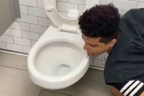 Influencer Viral Jilat Toilet Putus Hubungan dengan Keluarga
