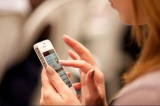 Cara Agar Orang Tua Tidak Gampang Termakan Hoaks Facebook