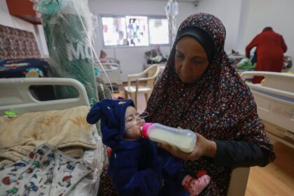 Bayi di Gaza Terpaksa Minum Tepung Karena Stok Susu Langka