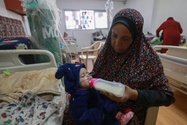 Bayi di Gaza Terpaksa Minum Tepung Karena Stok Susu Langka