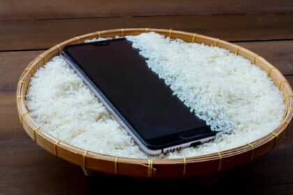Rendam HP dalam Beras Ketika Kena Air: Mitos atau Fakta?