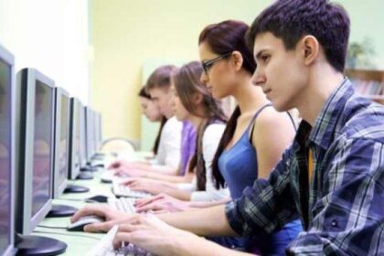 Dipecat Karena Berpura-pura Bekerja dengan "Keyboard Palsu"