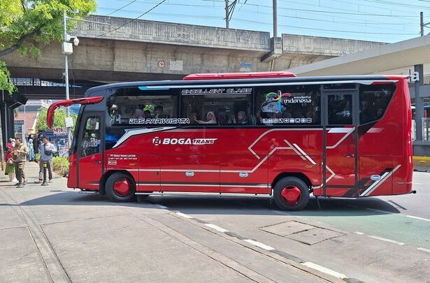 Bus Wisata Digetok Rp 300.000 Depan Istiqlal: Dibuntuti Preman