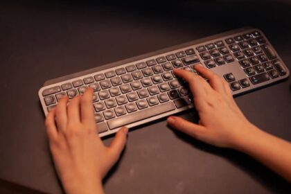 Berlagak Kerja dengan "Keyboard Palsu" Karyawan Dipecat