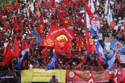 Ribuan Buruh Tolak Tapera: Aksi di Depan Istana