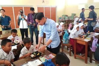 Gibran Mulai Uji Coba Bagikan Makan Siang Gratis di SDN Bogor