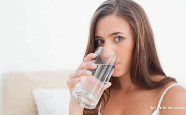 Mengapa Minum Air Putih Terlalu Banyak Bisa Buat Mual?