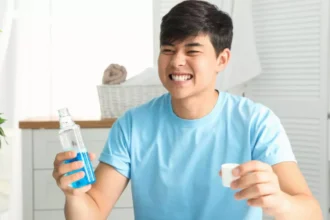 Sikat Gigi Perlukah Mouthwash: Mana yang Lebih Baik?
