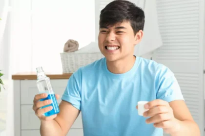 Sikat Gigi Perlukah Mouthwash: Mana yang Lebih Baik?