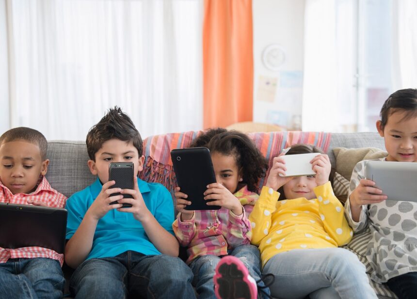 Solusi Si Kecil Ketagihan HP dan Tantrum Saat Diminta Berhenti. Di era digital ini, smartphone telah menjadi bagian tak terpisahkan