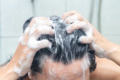 Keramas 2 Kali Sampoan: Benarkah Penting untuk Semua Orang?
