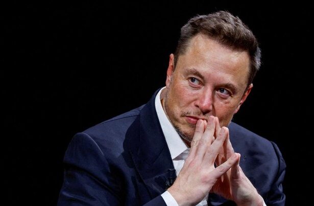 Tesla Berdarah-darah: Kecelakaan Cybertruck, Penjualan Lesu, dan Kontroversi Gaji Elon Musk Tesla dihadapkan pada berbagai cobaan bertubi-tubi dalam beberapa pekan terakhir. Di tengah kondisi keuangan yang lesu dan persaingan pasar yang semakin ketat, berbagai insiden dan kontroversi mewarnai perjalanan raksasa otomotif asal Amerika Serikat ini. Kecelakaan Cybertruck dan Penjualan Lesu: Pada pekan ini, kendaraan futuristik Cybertruck yang diklaim kokoh mengalami kecelakaan di Mississippi, membuat pengendaranya dilarikan ke rumah sakit. Insiden ini semakin menambah keraguan publik terhadap keamanannya. Penjualan mobil listrik Tesla masih menunjukkan tren lesu di kuartal kedua 2024. Hal ini memperparah kekhawatiran investor terhadap masa depan perusahaan, terutama di tengah persaingan ketat dengan produsen mobil listrik asal China yang semakin agresif. Kontroversi Gaji Elon Musk: Paket kompensasi senilai US$ 56 miliar (Rp 915 triliun) untuk CEO Elon Musk menuai banyak kritik. Banyak pihak yang menganggap angka tersebut terlalu besar, terutama pada saat Tesla sedang mengalami kesulitan keuangan dan melakukan pemutusan hubungan kerja (PHK) terhadap lebih dari 10% karyawannya di seluruh dunia. Di sisi lain, kekayaan Elon Musk justru bertambah US$ 23 miliar (Rp 365 triliun) dalam semalam, memicu kecaman publik terkait kesenjangan kekayaan yang semakin lebar. Secercah Harapan: Di tengah berbagai kabar negatif, Tesla mencatatkan hasil penjualan kuartal kedua 2024 yang tidak separah perkiraan para analis. Hal ini memberikan sedikit harapan bagi para investor dan menunjukkan bahwa perusahaan masih memiliki potensi untuk bangkit. Harga saham Tesla melonjak setelah laporan penjualan tersebut dirilis, menunjukkan bahwa masih ada kepercayaan investor terhadap masa depan perusahaan. Masa Depan yang Masih Abu-abu: Meskipun terdapat secercah harapan, masa depan Tesla masih terlihat abu-abu. Perusahaan ini masih dihadapkan pada berbagai tantangan besar, seperti meningkatkan penjualan, bersaing dengan produsen lain, dan menjaga kepercayaan investor. Hanya waktu yang bisa menjawab apakah Tesla mampu melewati masa-masa sulit ini dan kembali menjadi pemimpin di industri otomotif listrik. Catatan: Artikel ini menggabungkan informasi dari berbagai sumber, termasuk CNBC Indonesia dan Quartz. Beberapa angka dalam artikel ini telah dikonversi ke mata uang rupiah untuk memudahkan pembaca di Indonesia.