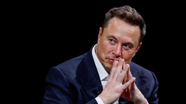 Tesla Berdarah-darah: Kecelakaan Cybertruck, Penjualan Lesu, dan Kontroversi Gaji Elon Musk Tesla dihadapkan pada berbagai cobaan bertubi-tubi dalam beberapa pekan terakhir. Di tengah kondisi keuangan yang lesu dan persaingan pasar yang semakin ketat, berbagai insiden dan kontroversi mewarnai perjalanan raksasa otomotif asal Amerika Serikat ini. Kecelakaan Cybertruck dan Penjualan Lesu: Pada pekan ini, kendaraan futuristik Cybertruck yang diklaim kokoh mengalami kecelakaan di Mississippi, membuat pengendaranya dilarikan ke rumah sakit. Insiden ini semakin menambah keraguan publik terhadap keamanannya. Penjualan mobil listrik Tesla masih menunjukkan tren lesu di kuartal kedua 2024. Hal ini memperparah kekhawatiran investor terhadap masa depan perusahaan, terutama di tengah persaingan ketat dengan produsen mobil listrik asal China yang semakin agresif. Kontroversi Gaji Elon Musk: Paket kompensasi senilai US$ 56 miliar (Rp 915 triliun) untuk CEO Elon Musk menuai banyak kritik. Banyak pihak yang menganggap angka tersebut terlalu besar, terutama pada saat Tesla sedang mengalami kesulitan keuangan dan melakukan pemutusan hubungan kerja (PHK) terhadap lebih dari 10% karyawannya di seluruh dunia. Di sisi lain, kekayaan Elon Musk justru bertambah US$ 23 miliar (Rp 365 triliun) dalam semalam, memicu kecaman publik terkait kesenjangan kekayaan yang semakin lebar. Secercah Harapan: Di tengah berbagai kabar negatif, Tesla mencatatkan hasil penjualan kuartal kedua 2024 yang tidak separah perkiraan para analis. Hal ini memberikan sedikit harapan bagi para investor dan menunjukkan bahwa perusahaan masih memiliki potensi untuk bangkit. Harga saham Tesla melonjak setelah laporan penjualan tersebut dirilis, menunjukkan bahwa masih ada kepercayaan investor terhadap masa depan perusahaan. Masa Depan yang Masih Abu-abu: Meskipun terdapat secercah harapan, masa depan Tesla masih terlihat abu-abu. Perusahaan ini masih dihadapkan pada berbagai tantangan besar, seperti meningkatkan penjualan, bersaing dengan produsen lain, dan menjaga kepercayaan investor. Hanya waktu yang bisa menjawab apakah Tesla mampu melewati masa-masa sulit ini dan kembali menjadi pemimpin di industri otomotif listrik. Catatan: Artikel ini menggabungkan informasi dari berbagai sumber, termasuk CNBC Indonesia dan Quartz. Beberapa angka dalam artikel ini telah dikonversi ke mata uang rupiah untuk memudahkan pembaca di Indonesia.